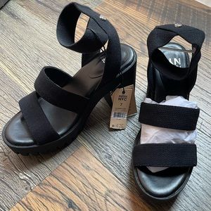 Steve Madden chunky black heeled sandals size 7 nwt